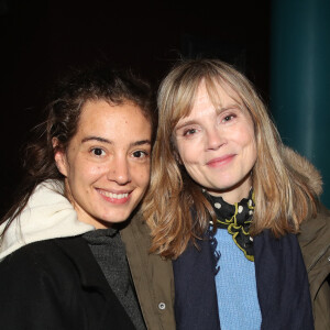 Exclusif - Les comédiennes de la pièce ; Manon Clavel et Isabelle Carré - Première représentation de la Pièce "La Campagne" au Théâtre du Rond-Point à Paris, France, le 5 Janvier 2023. © Bertrand Rindoff / Bestimage 