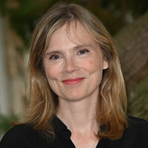 Isabelle Carré au photocall du film "La dérive des continents" au jardin de Bardines lors du 15ème festival du film francophone d'Angoulême le 23 août 2022. © Coadic Guirec / Bestimage 