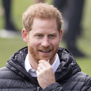 Le prince Harry, duc de Sussex, en compagnie de Gareth Thomas, lors d'un événement avec la "Terrence Higgins Trust" dans un stade à Twickenham, à l'occasion de la semaine de sensibilisation au dépistage du Sida. Le 8 novembre 2019 