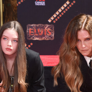 Finley Lockwood et Lisa Marie Presley - Trois générations de Presley laissent leurs empreintes dans le ciment du TCL Chinese Theater pour célébrer la sortie du film "Elvis" à Los Angeles, le 21 juin 2022. 