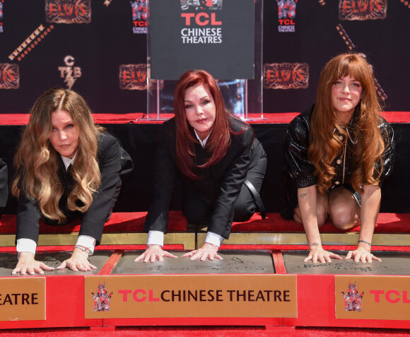 Lisa Marie Presley, Priscilla Presley, Riley Keough - Trois générations de Presley laissent leurs empreintes dans le ciment du TCL Chinese Theater pour célébrer la sortie du film "Elvis" à Los Angeles, le 21 juin 2022. 