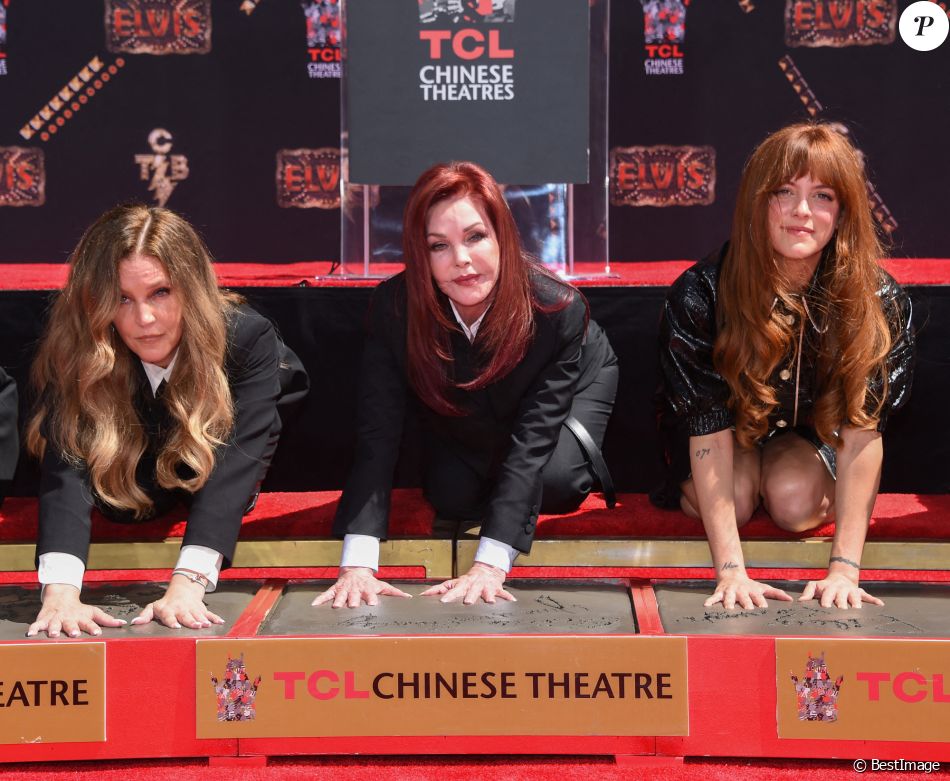 Lisa Marie Presley, Priscilla Presley, Riley Keough - Trois générations de Presley laissent leurs empreintes dans le ciment du TCL Chinese Theater pour célébrer la sortie du film &quot;Elvis&quot; à Los Angeles, le 21 juin 2022.   