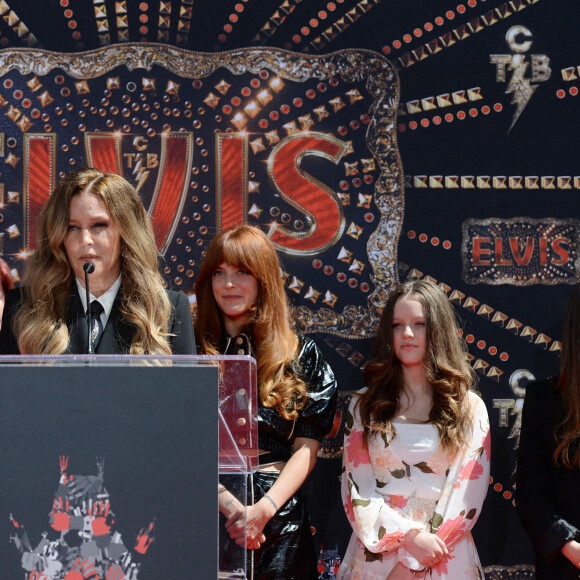 Lisa Marie Presley - Trois générations de Presley laissent leurs empreintes dans le ciment du TCL Chinese Theater pour célébrer la sortie du film "Elvis" à Los Angeles, le 21 juin 2022. 