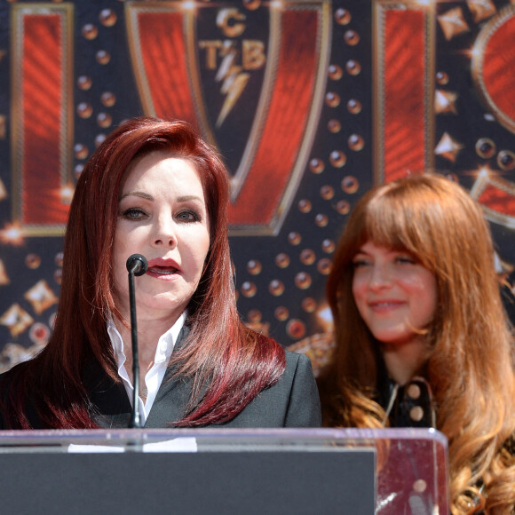 Priscilla Presley - Trois générations de Presley laissent leurs empreintes dans le ciment du TCL Chinese Theater pour célébrer la sortie du film "Elvis" à Los Angeles, le 21 juin 2022. 