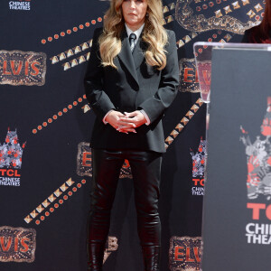 Lisa Marie Presley - Trois générations de Presley laissent leurs empreintes dans le ciment du TCL Chinese Theater pour célébrer la sortie du film "Elvis" à Los Angeles, le 21 juin 2022. 