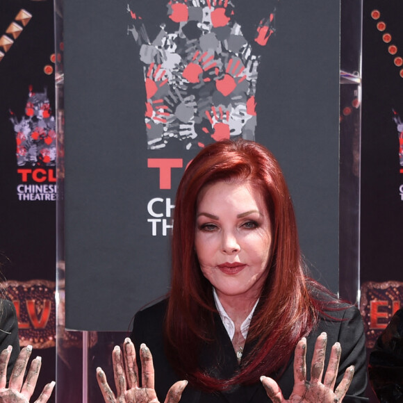 Lisa Marie Presley, Priscilla Presley, Riley Keough - Trois générations de Presley laissent leurs empreintes dans le ciment du TCL Chinese Theater pour célébrer la sortie du film "Elvis" à Los Angeles. 