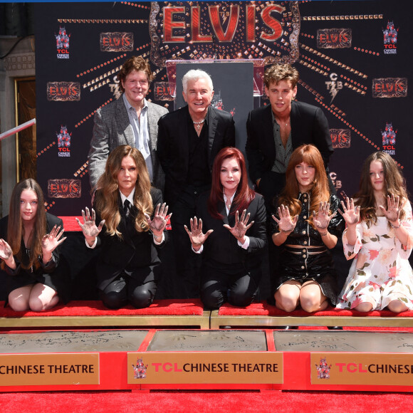 Austin Butler - Trois générations de Presley laissent leurs empreintes dans le ciment du TCL Chinese Theater pour célébrer la sortie du film "Elvis" à Los Angeles, le 21 juin 2022. 