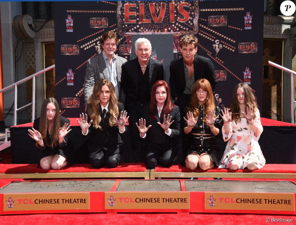 Austin Butler - Trois générations de Presley laissent leurs empreintes dans le ciment du TCL Chinese Theater pour célébrer la sortie du film &quot;Elvis&quot; à Los Angeles, le 21 juin 2022.   