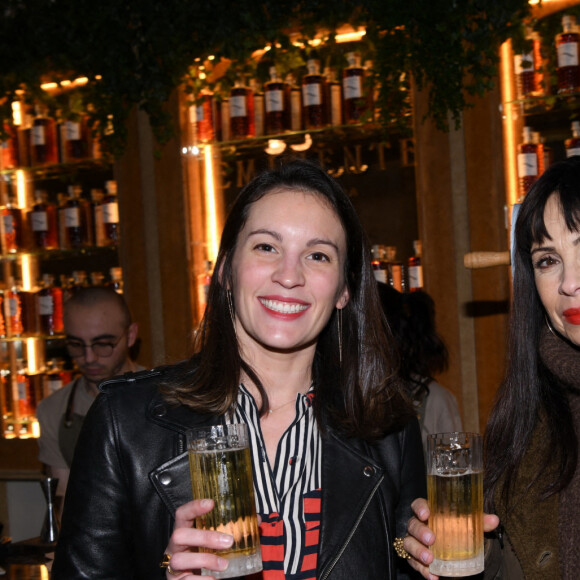 Exclusif - Camille de Dominicis (co fondatrice Casa Eminente) et Mathilda May - Soirée cocktail au nouveau bar et restaurant éphémère "Casa Eminente" dans une maison cubaine à Paris le 29 janvier 2023. A partir du 3 février et pour quelques mois seulement, le rhum cubain Eminente vous ouvre les portes de sa maison. Découvrez toute la culture cubaine au bout d'une impasse parisienne. En cuisine, le chef J. Sebbag revisite la cuisine locale et au bar, tayer elementary - deuxième meilleur bar au monde - propose 3 cocktails inédits. © Rachid Bellak/Bestimage 