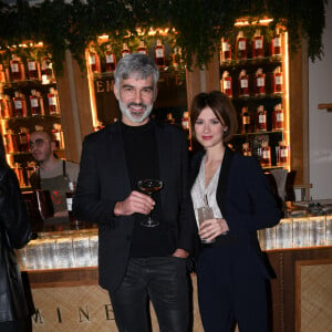 Exclusif - François Vincentelli et sa femme Alice Dufour - Soirée cocktail au nouveau bar et restaurant éphémère "Casa Eminente" dans une maison cubaine à Paris le 29 janvier 2023. A partir du 3 février et pour quelques mois seulement, le rhum cubain Eminente vous ouvre les portes de sa maison. Découvrez toute la culture cubaine au bout d'une impasse parisienne. En cuisine, le chef J. Sebbag revisite la cuisine locale et au bar, tayer elementary - deuxième meilleur bar au monde - propose 3 cocktails inédits. © Rachid Bellak/Bestimage 