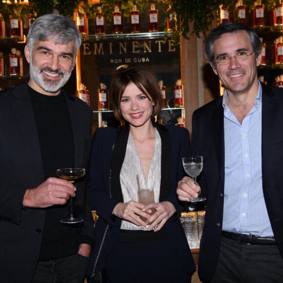 Exclusif - François Vincentelli et sa femme Alice Dufour, Julien Morel ( président du Casa Eminente) - Soirée cocktail au nouveau bar et restaurant éphémère "Casa Eminente" dans une maison cubaine à Paris le 29 janvier 2023. A partir du 3 février et pour quelques mois seulement, le rhum cubain Eminente vous ouvre les portes de sa maison. Découvrez toute la culture cubaine au bout d'une impasse parisienne. En cuisine, le chef J. Sebbag revisite la cuisine locale et au bar, tayer elementary - deuxième meilleur bar au monde - propose 3 cocktails inédits. © Rachid Bellak/Bestimage 