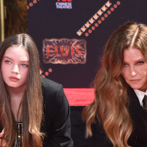 Finley Lockwood and Lisa Marie Presley - Trois générations de Presley laissent leurs empreintes dans le ciment du TCL Chinese Theater pour célébrer la sortie du film "Elvis" à Los Angeles, le 21 juin 2022.