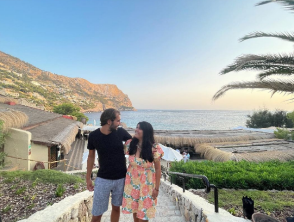 Louis Kretz (L'Agence) s'est fiancé à sa compagne de longue date Adriana - Instagram