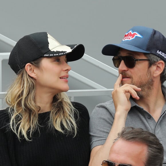 Marion Cotillard et son compagnon Guillaume Canet - People dans les tribunes lors de la finale messieurs des internationaux de France de tennis de Roland Garros 2019 à Paris le 9 juin 2019. © Jacovides-Moreau/Bestimage 