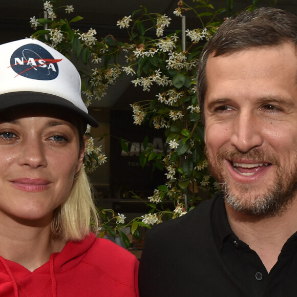 Guillaume Canet et sa compagne Marion Cotillard au village lors des internationaux de France à Roland Garros le 10 juin 2018. © Veeren / Bestimage 