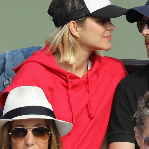 Marion Cotillard et son compagnon Guillaume Canet dans les tribunes des Internationaux de France de Tennis de Roland Garros à Paris, le 10 juin 2018. © Jacovides/Moreau/Bestimage 