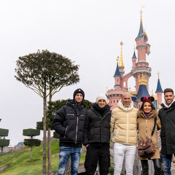 Zinédine Zidane avec sa femme Véronique et leurs fils Enzo Zidane, Luca Zidane, Elyaz Zidane, Théo Zidane - People au 30ème anniversaire du parc d'attractions Disneyland Paris à Marne-la-Vallée le 5 mars 2022. © Disney via Bestimage