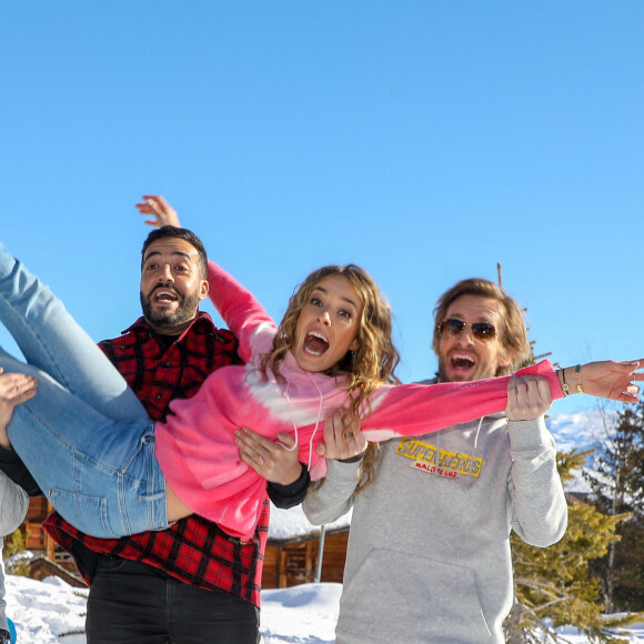 Julien Arruti, Tarek Boudali et Philippe Lacheau portent Elodie Fontan au photocall du film "Super-héros malgré lui" lors de la 25ème édition du Festival international du film de comédie de l'Alpe d'Huez, France, le 18 janvier 20222. © Dominique Jacovides/Bestimage 