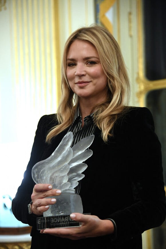 Virginie Efira - Virginie Efira reçoit le French Cinema Award lors d'une cérémonie au ministère de La Culture à Paris le 12 janvier 2023. © Giancarlo Gorassini / Bestimage 