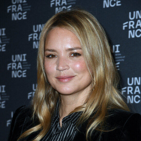 Virginie Efira - Virginie Efira reçoit le French Cinema Award lors d'une cérémonie au ministère de La Culture à Paris le 12 janvier 2023. © Giancarlo Gorassini / Bestimage 