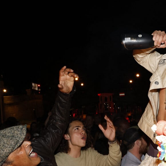 Exclusif - Jenaye Noah , Yannick Noah, Joalukas Noah (boit à la bouteille), gâteau, Eleejah lors de la soirée d'anniversaire de Joalukas Noah, fils de Yannick Noah et Isabelle Camus, pour ses 18 ans à Paris le 10 juin 2022. © Cyril Moreau / Bestimage 