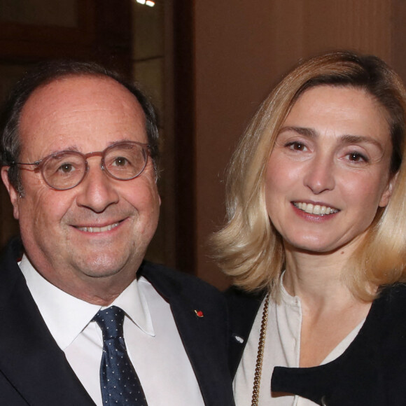 François Hollande et sa compagne Julie Gayet - Vernissage de l'exposition de la Collection François Pinault du Sculpteur Charles Ray à la Bourse du Commerce à Paris, France, le 15 Février 2022. Bertrand Rindoff/Bestimage 