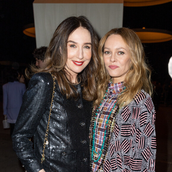 Elsa Zylberstein, Vanessa Paradis - Front Row au deuxième défilé de mode Haute-Couture Chanel au Grand Palais Éphémère lors de la Fashion Week Printemps-été 2023 de Paris, le 24 janvier 2023. © Olivier Borde/Bestimage