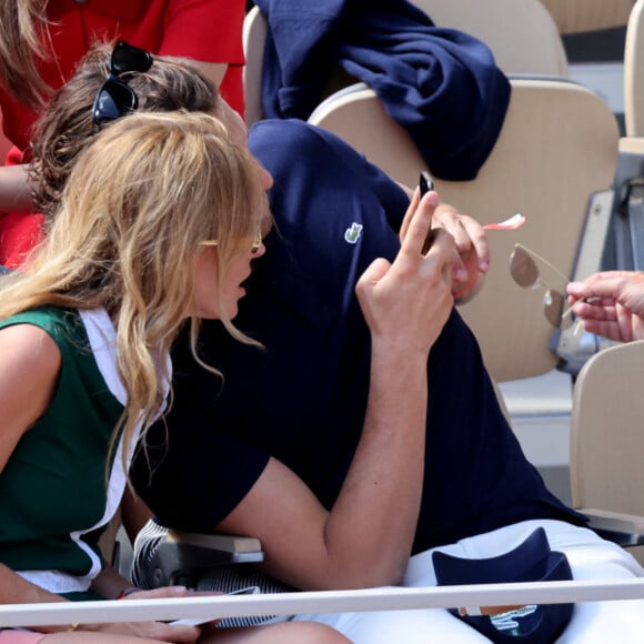 Victoria Monfort avec son père Nelson Monfort et son compagnon Hugo Cremaschit - Célébrités dans les tribunes des internationaux de France de Roland Garros à Paris le 1er juin 2022. © Cyril Moreau - Dominique Jacovides/Bestimage 