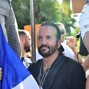 A Nice, avec en "Guest Star", le chanteur, auteur-compositeur, militant, Francis Lalanne, c'est plus de 10000 personnes qui sont descendus dans les rues pour manifester contre le pass sanitaire et le vaccin obligatoire, le 8 août 2021. Une manifestation qui s'est déroulée sans heurts, malgré quelques moments de tension comme devant l'hôtel de ville où la foule a scandé : "Estrosi - Collabo"... 198 manifestations ont eu lieu en France contre l'extension du pass sanitaire et la vaccination obligatoire pour les soignants, validés jeudi par le Conseil constitutionnel réunissant plus de 270000 personnes. © Bruno Bebert/Bestimage 