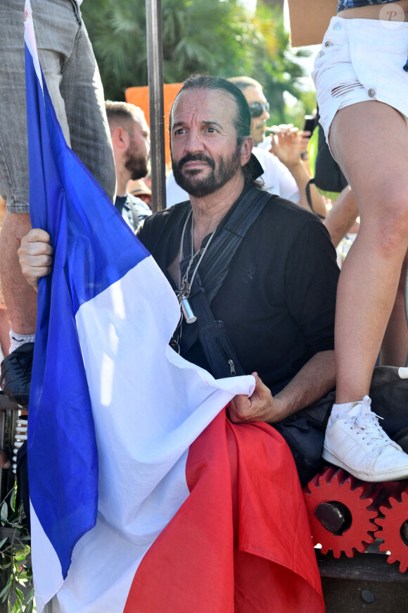 A Nice, avec en "Guest Star", le chanteur, auteur-compositeur, militant, Francis Lalanne, c'est plus de 10000 personnes qui sont descendus dans les rues pour manifester contre le pass sanitaire et le vaccin obligatoire, le 8 août 2021. Une manifestation qui s'est déroulée sans heurts, malgré quelques moments de tension comme devant l'hôtel de ville où la foule a scandé : "Estrosi - Collabo"... 198 manifestations ont eu lieu en France contre l'extension du pass sanitaire et la vaccination obligatoire pour les soignants, validés jeudi par le Conseil constitutionnel réunissant plus de 270000 personnes. © Bruno Bebert/Bestimage 