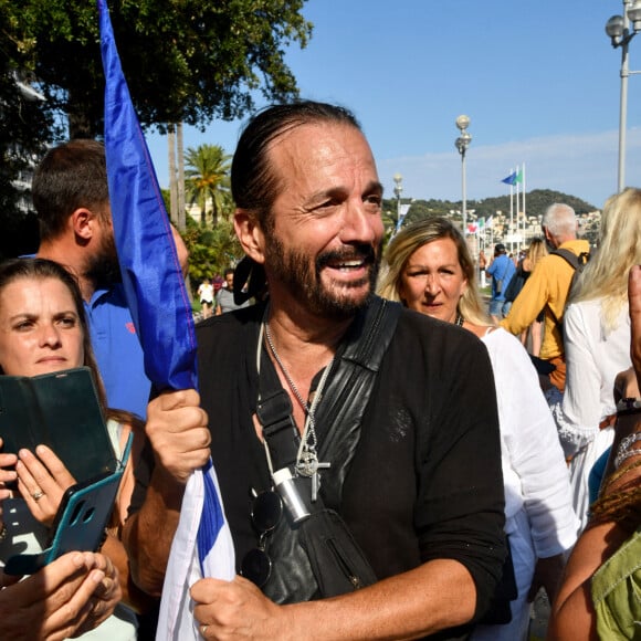 A Nice, avec en "Guest Star", le chanteur, auteur-compositeur, militant, Francis Lalanne, c'est plus de 10000 personnes qui sont descendus dans les rues pour manifester contre le pass sanitaire et le vaccin obligatoire, le 8 août 2021. Une manifestation qui s'est déroulée sans heurts, malgré quelques moments de tension comme devant l'hôtel de ville où la foule a scandé : "Estrosi - Collabo"... 198 manifestations ont eu lieu en France contre l'extension du pass sanitaire et la vaccination obligatoire pour les soignants, validés jeudi par le Conseil constitutionnel réunissant plus de 270000 personnes. © Bruno Bebert/Bestimage 