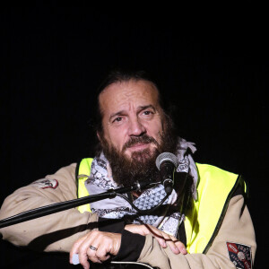 Francis Lalanne (avec un gilet jaune) lors d'un concert exceptionnel au bateau théâtre Le Nez Rouge à Paris, France, le 8 décembre 2018. Le chanteur souhaite financer une liste du mouvement aux élections européennes de 2019 et a proposé de financer la campagne à hauteur de 800 000 euros. Le chanteur a co-signé une lettre ouverte avec Jean-Marc Governatori, co-secrétaire de l'Alliance écologiste indépendante, dans laquelle ils proposent de représenter les Gilets Jaunes aux élections européennes. © Céric Perrin/Bestimage 