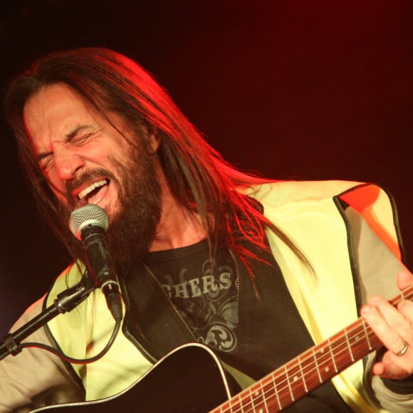 Francis Lalanne a endossé un gilet jaune pour chanter avec son frère Jean-Felix au Nez Rouge à Paris le 2 décembre 2018.