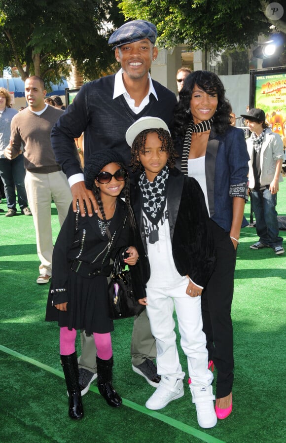 Will Smith et Jada Pinkett accompagnés de leur fashion kids : l'adorable Willow (top tendance !) et l'élégant Jaden... On adore !