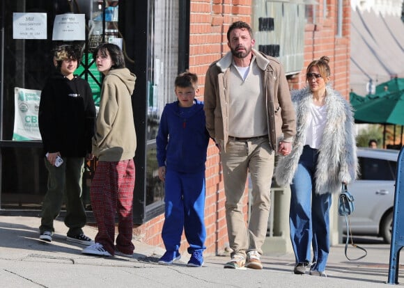 Exclusif - Ben Affleck et Jennifer Affleck (Lopez) vont déjeuner avec leurs enfants, Seraphina, Samuel et Emme à Los Angeles, le 28 janvier 2023.