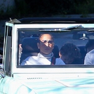 Jennifer Lopez et son mari Ben Affleck se baladent en Ford Bronco à Los Angeles, le 21 janvier 2023.