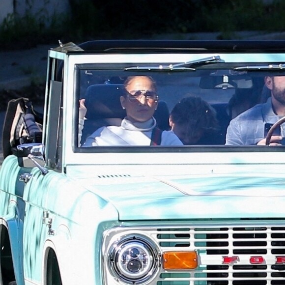 Jennifer Lopez et son mari Ben Affleck se baladent en Ford Bronco à Los Angeles, le 21 janvier 2023.