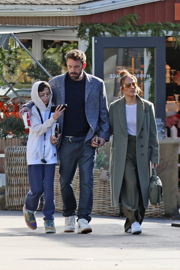 Exclusif - Jennifer Lopez avec son mari Ben Affleck et son fils Emme font du shopping à Los Angeles, le 11 décembre 2022.