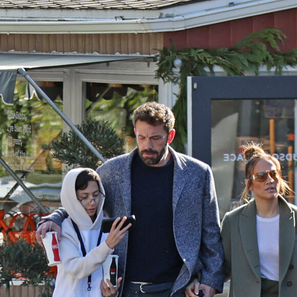 Exclusif - Jennifer Lopez avec son mari Ben Affleck et son fils Emme font du shopping à Los Angeles, le 11 décembre 2022.