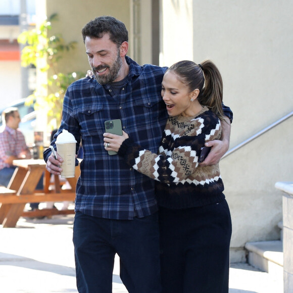 Exclusif - Ben Affleck et sa femme Jennifer Affleck (Lopez) sortent prendre un café en amoureux chez Starbucks à Santa Monica le 11 décembre 20222.