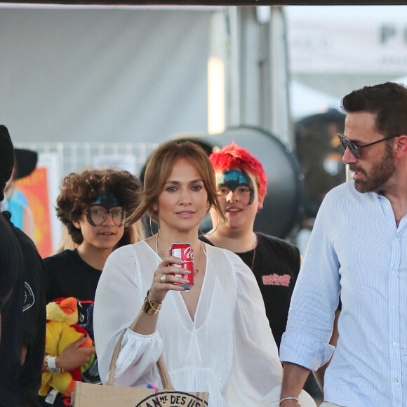 Ben Affleck et sa femme Jennifer Affleck (Lopez) accompagnée de ses enfants Emme et Maximilian, au parc d'attractions éphémère "Malibu Chili Cook-Off" à Los Angeles, le 4 septembre 2022.