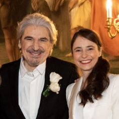 Exclusif - Serge Lama et Luana Santonino entourés du fils de Serge Lama Frédéric et sa femme Léa - Mariage de Serge Lama et Luana Santonino à la mairie du 7ème arrondissement de Paris. Rachida Dati, Maire du 7ème a célébré le mariage. © Cyril Moreau/Bestimage