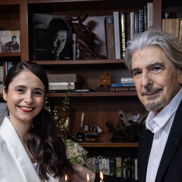 Exclusif - Les mariés dans leur appartement après la cérémonie - Mariage de Serge Lama et Luana Santonino à la mairie du 7ème arrondissement de Paris. Rachida Dati, Maire du 7ème a célébré le mariage. Paris, le 11 février 2021. © Cyril Moreau/Bestimage