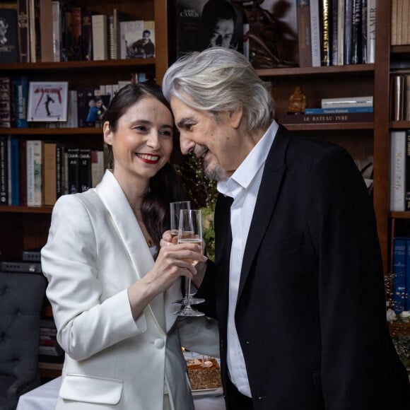 Info du 4 septembre - Mariage religieux pour Serge Lama et Luana - Exclusif - Prix Special - no web - No blog - Les mariés dans leur appartement après la cérémonie - Mariage de Serge Lama et Luana Santonino à la mairie du 7ème arrondissement de Paris. Rachida Dati, Maire du 7ème a célébré le mariage. Paris, le 11 février 2021. © Cyril Moreau/Bestimage