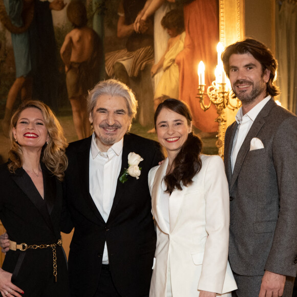 Info du 4 septembre - Mariage religieux pour Serge Lama et Luana - Exclusif - Prix Special - no web - No blog - Serge Lama et Luana Santonino entourés du fils de Serge Lama Frédéric et sa femme Léa - Mariage de Serge Lama et Luana Santonino à la mairie du 7ème arrondissement de Paris. Rachida Dati, Maire du 7ème a célébré le mariage. Paris, le 11 février 2021. © Cyril Moreau/Bestimage