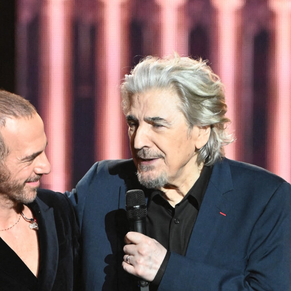 Calogero et Serge Lama (Victoire d'honneur) lors de la 38ème cérémonie des Victoires de la musique à la Seine musicale de Boulogne-Billancourt, France, le 10 février 2023. © Coadic Guirec/Bestimage 