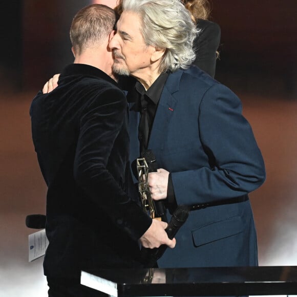 Calogero et Serge Lama (Victoire d'honneur) lors de la 38ème cérémonie des Victoires de la musique à la Seine musicale de Boulogne-Billancourt, France, le 10 février 2023. © Coadic Guirec/Bestimage 