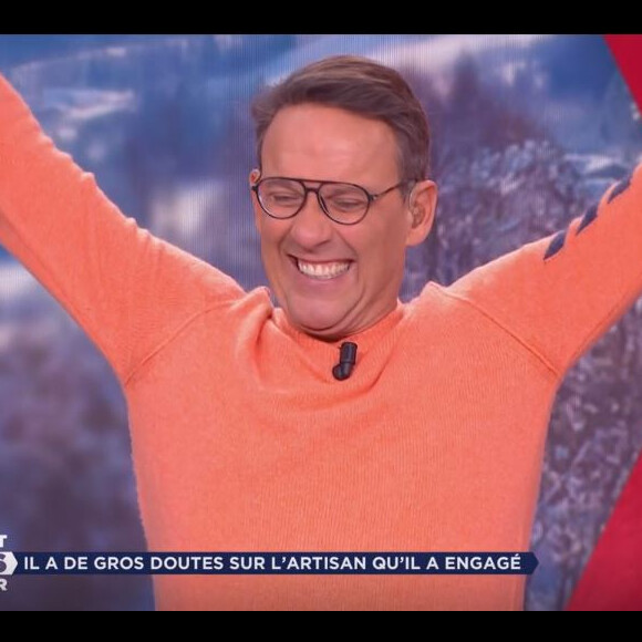 Julien Courbet affiche l'une des avocates de "Ca peut vous arriver", le 8 février 2023, sur M6