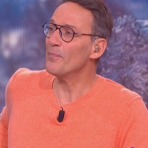 Julien Courbet affiche l'une des avocates de "Ca peut vous arriver", le 8 février 2023, sur M6