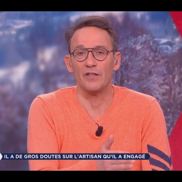 Julien Courbet affiche l'une des avocates de "Ca peut vous arriver", le 8 février 2023, sur M6